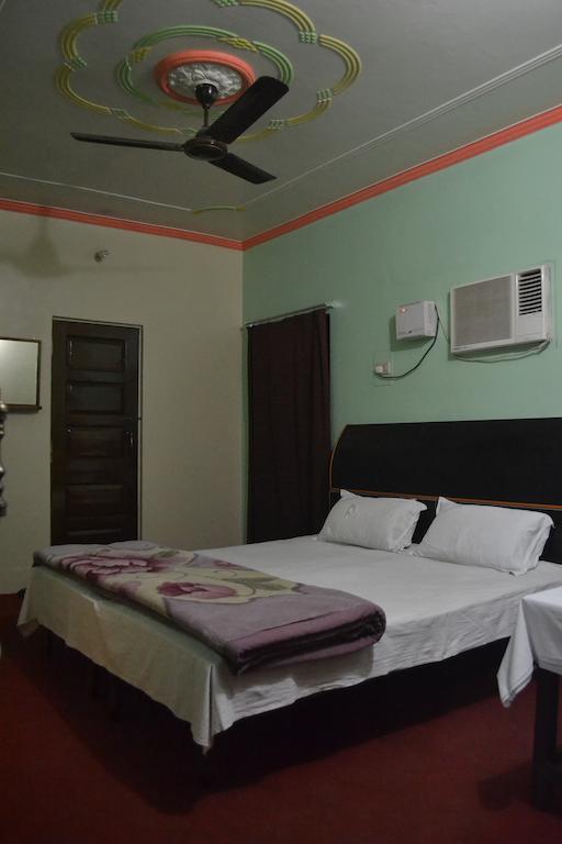 Hotel Sandeep Varanasi Quarto foto